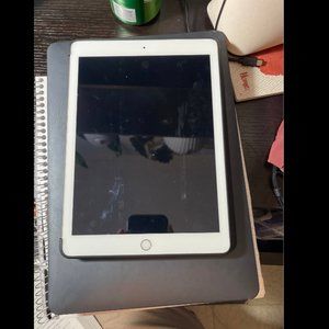 🌺Apple iPad 5th Generation in Gold🌺